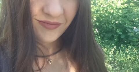 На похороні свекруха Валентина стояла осторонь, оточена родичами чоловіка. Ніхто не підійшов до Марини, щоб обійняти, підтримати. Лише косі погляди й шепіт за спиною.