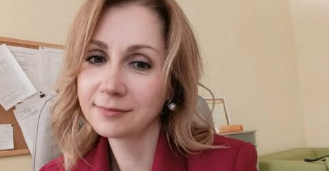 Пів року я продавала своє життя, щоб урятувати сестру від раку, але одна сусідка в супермаркеті сказала мені правду, після якої я вперше зрозуміла: хвороба була не найстрашнішим у її домі