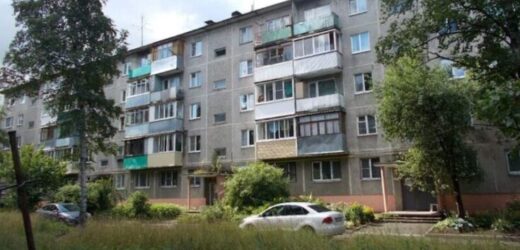 Того дня у бабусі і дідуся ніхто не відповідав. Я вже зібралася йти, як відкрилися сусідні двері: – Вам кого? – Я до Вакуленків прийшла. Я їх внучка. Старенька подивилася на мене уважніше і сказала: – А ти не знаєш, що сталося з ними?. – Ні. – Хотіла з бабусею і дідусем побачитися? – Хотіла. А ще – з татом, – видихнула я. Старенька якось так глянула на мене, що я відразу все зрозуміла.