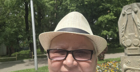 Тетяна розсіяно водила пальцем по запітнілому склу, виводячи дивні візерунки й спостерігаючи, як жовтневий вечір повільно опускається на просяклий сирістю двір. Батареї ще не включили, і у квартирі панувала холодна волога. Двокімнатна квартира на другому поверсі старенької «хрущовки», що дісталася від бабусі Клавдії Іванівни, завжди була для Тетяни тихою гаванню. Але за останній рік щось невловимо змінилося. Особливо гостро вона відчувала це зараз.