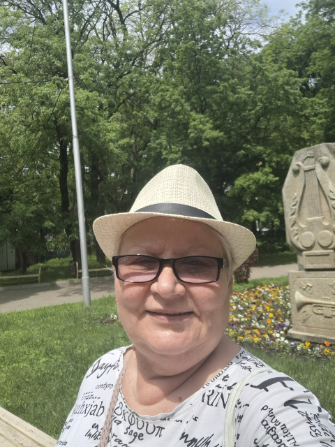 Тетяна розсіяно водила пальцем по запітнілому склу, виводячи дивні візерунки й спостерігаючи, як жовтневий вечір повільно опускається на просяклий сирістю двір. Батареї ще не включили, і у квартирі панувала холодна волога. Двокімнатна квартира на другому поверсі старенької «хрущовки», що дісталася від бабусі Клавдії Іванівни, завжди була для Тетяни тихою гаванню. Але за останній рік щось невловимо змінилося. Особливо гостро вона відчувала це зараз.
