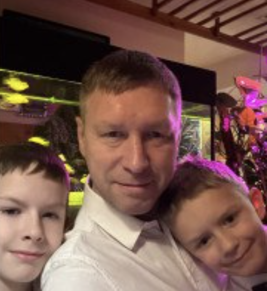 «Моя родина переїжджає до нас — і я не хочу чути жодних заперечень».. — І ось воно прозвучало…Не непорозуміння… Не втома… Не складний період у шлюбі. А «правда».., «правда» яка нарешті зняла маску. Я усміхнулася: «Серйозно? Добре». Але він навіть уявити не зміг, який «сюрприз» на нього там чекатиме за кілька годин біля дверей..як і його «старе» життя.