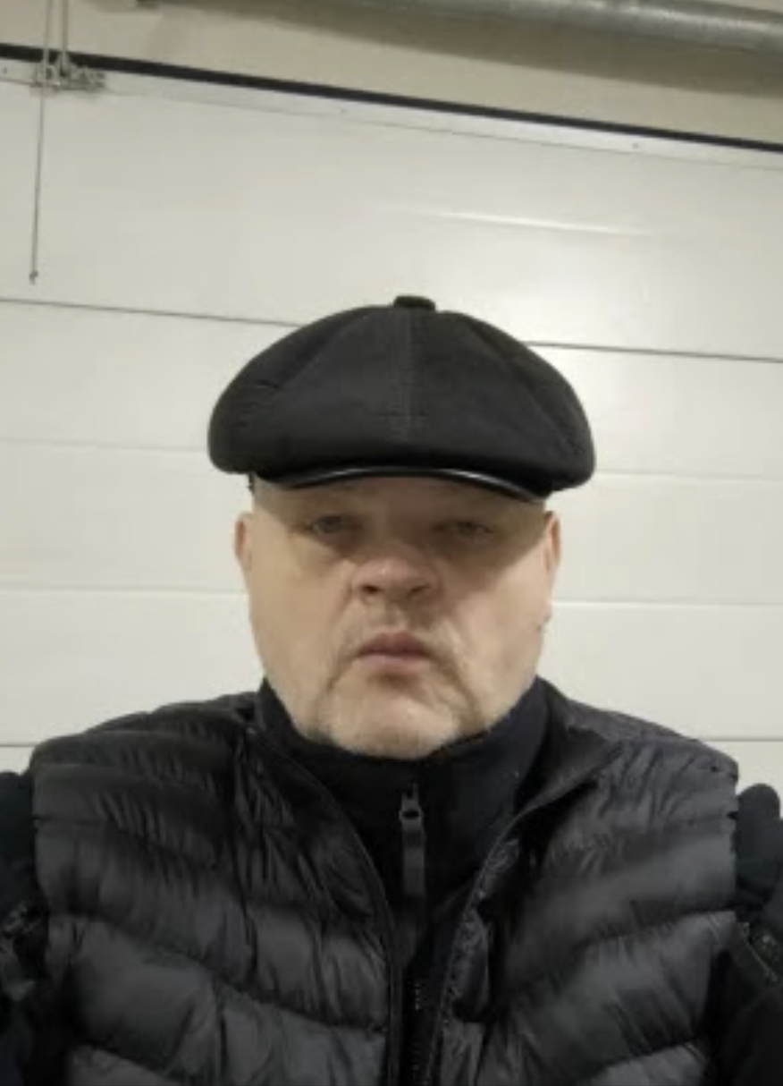 Приїхала до чоловіка 62 років на дачу. Його 37-річна донька показала мені свою кімнату — і я поїхала того ж дня. Що я там побачила…