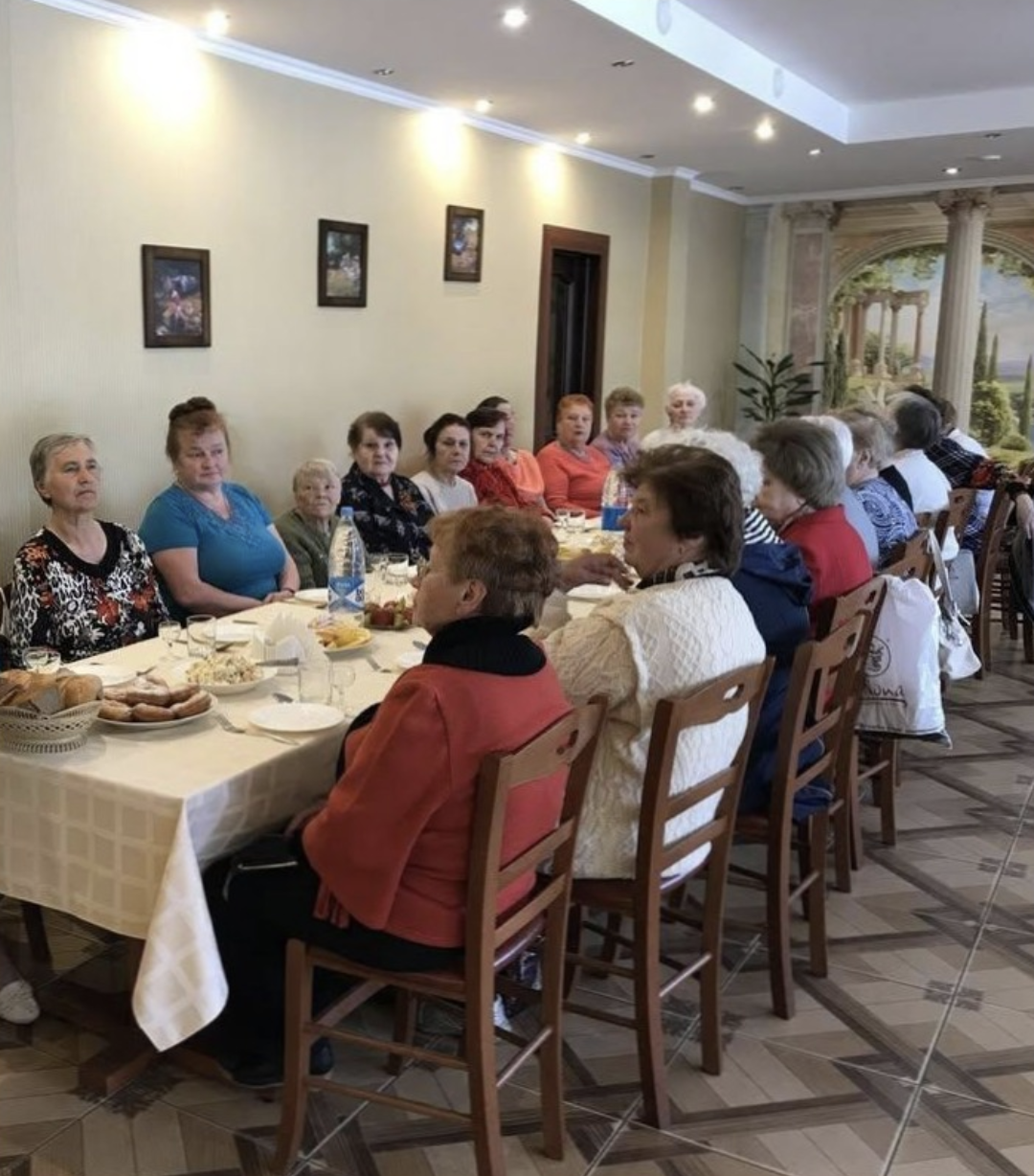 Що я, що сваха Ірина Василівна – заробітчанки. Але вона вже роками працює в Італії, доглядає якусь літню сеньйору. І так скажу, що інколи заздрю свасі – змогла закордоном знайти гарну роботу з високою зарплатнею. Ще як приїде в Україну, то виглядає, наче королева – як не шуба нова, то сумочка, вініри вставила, поїхала з подругами в Буковель. А я час від часу їжджу в Польщу на сезонні роботи – то збір фруктів чи овочів, то на вирощування печериць. Але то переважно на літо, бо так я ще працюю вчителькою музики у школі. Правда, часто якраз через ці заробітки у нас зі свахою виникають деякі непорозуміння. От, наприклад, коли діти робили весілля, то пані Ірина сказала, що дає лиш 3 тисячі євро: – А за решту мають батьки нареченого платити, це така традиція. – Яка така традиція, скажіть? Он, з вашого боку набагато більше родичів. – То моя донька що, за жебрака виходить заміж?