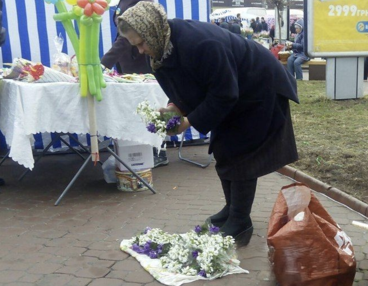 Мені байдуже, що на їжу не маєш! Штраф плати! Закон один для всіх! – Коли я побачила, як знущаються зі старенької на ринку, вирішила втрутитись…