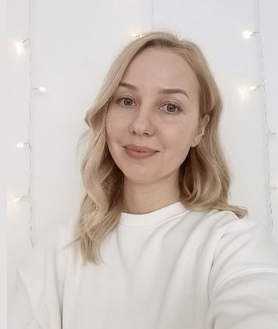 Я скам’яніла. Ми три роки разом, пів року — подружжя, а про бабусю я чую вперше. — Яку бабусю? — здивувалася я. — Ти ніколи не казав, що в тебе є бабуся. Я думала, з рідні — лише тітка, та й то ви з нею майже не спілкуєтесь. Він зітхнув і всівся навпроти, узяв мою долоню в свої теплі, надійні руки. — Вона не рідна мені по крові.