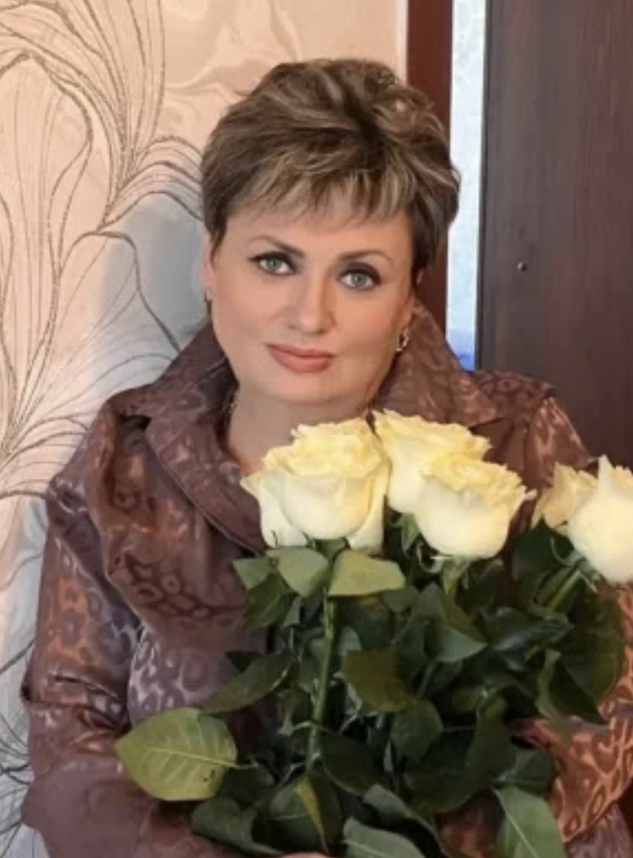 Коли синові виповнилось дванадцять, він подивився мені в очі та впевнено сказав: — Мамо, годі вже. Виганяй його. Наче пелена впала. Того самого вечора я й поставила крапку — вигнала. Без жалю. З величезним полегшенням. Знову змогла вдихнути на повні груди.