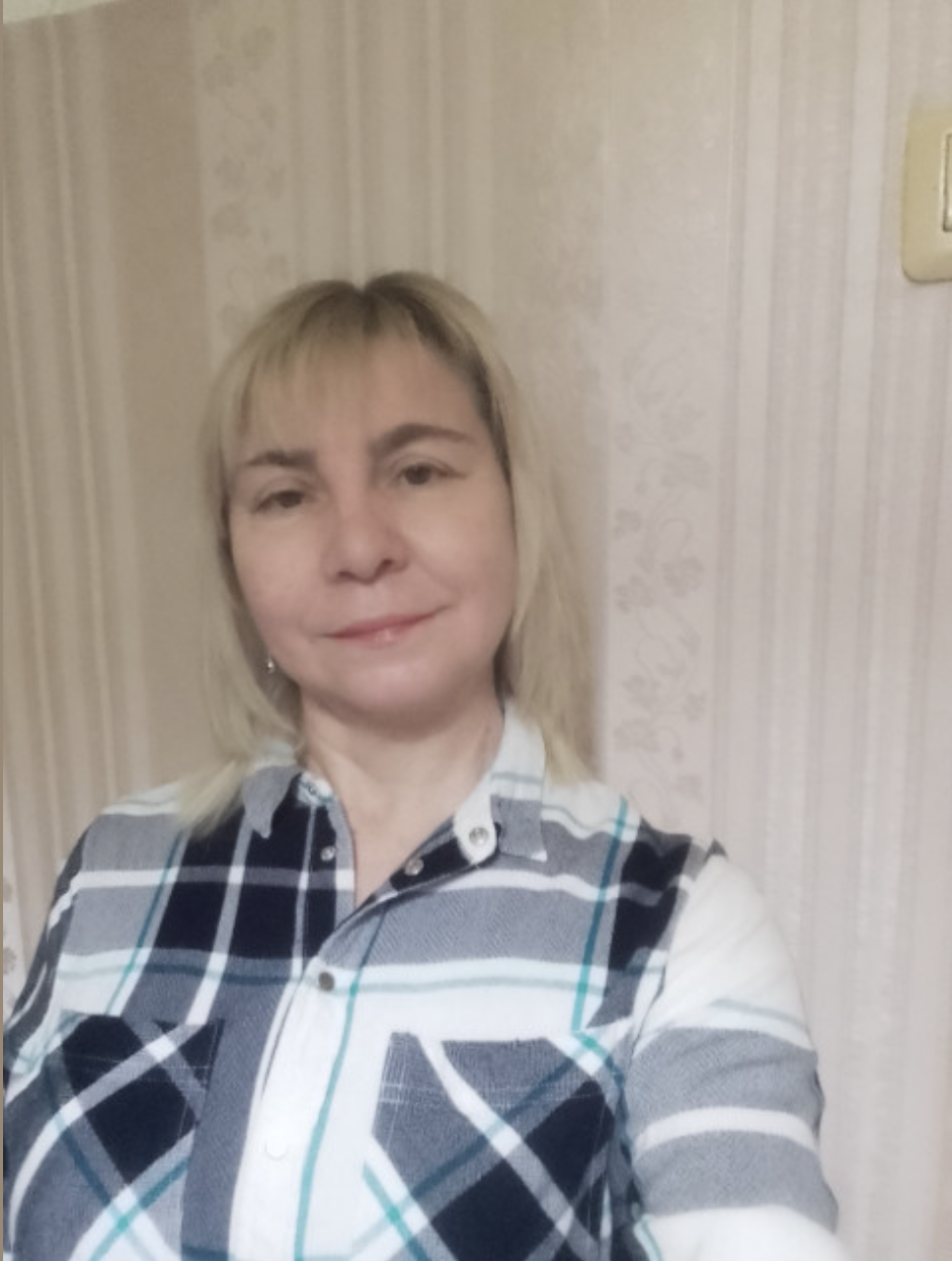 Мама плакала в трубку, і серце Миколи здригнулося. Він уже збирався, як зазвичай, відмовити матері, пославшись на справи й турботи. Відмовити та не приїхати. Ніколи йому. Ну що це таке, справді? Які ще поїздки! До відпустки два місяці. От тоді й приїду.