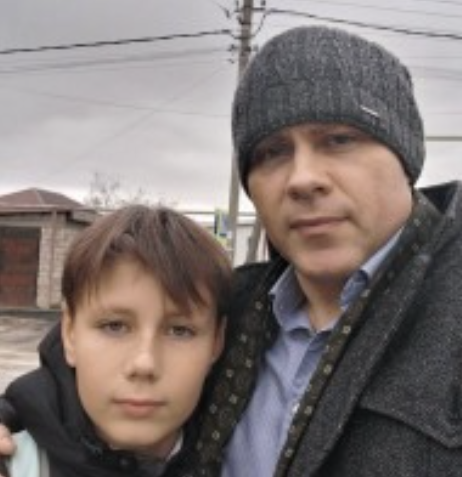 Я виростив сина своєї найкращої подруги. У день свого 18-річчя він простягнув мені лист, який вона залишила, і тихо сказав: «Пробач, що кажу тобі це так пізно… У мене не було іншого вибору». Я глянув на конверт, розкрив його — і..