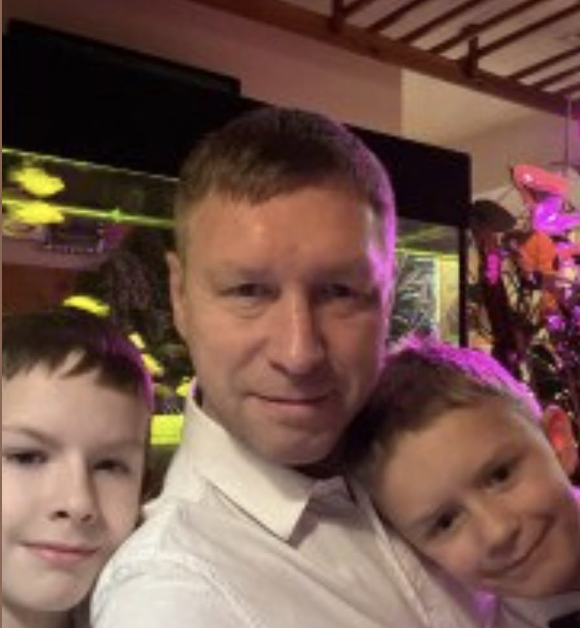 «Моя родина переїжджає до нас — і я не хочу чути жодних заперечень», — сказав мій чоловік. Я усміхнулася: «Серйозно? Добре». За кілька годин код від дверей уже не спрацював… як і його старе життя.