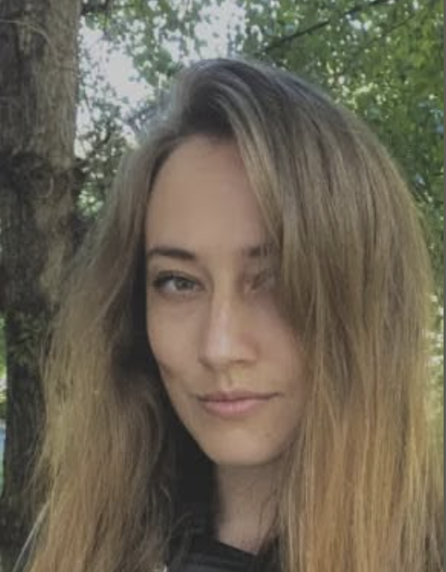 Ми вечеряли в ресторані, а потім вирушили до готельного номера. За деякий час у двері постукали. Володя пішов відчиняти, думаючи, що це принесли шампанське й фрукти, які ми замовили. Та на порозі стояла його дружина.