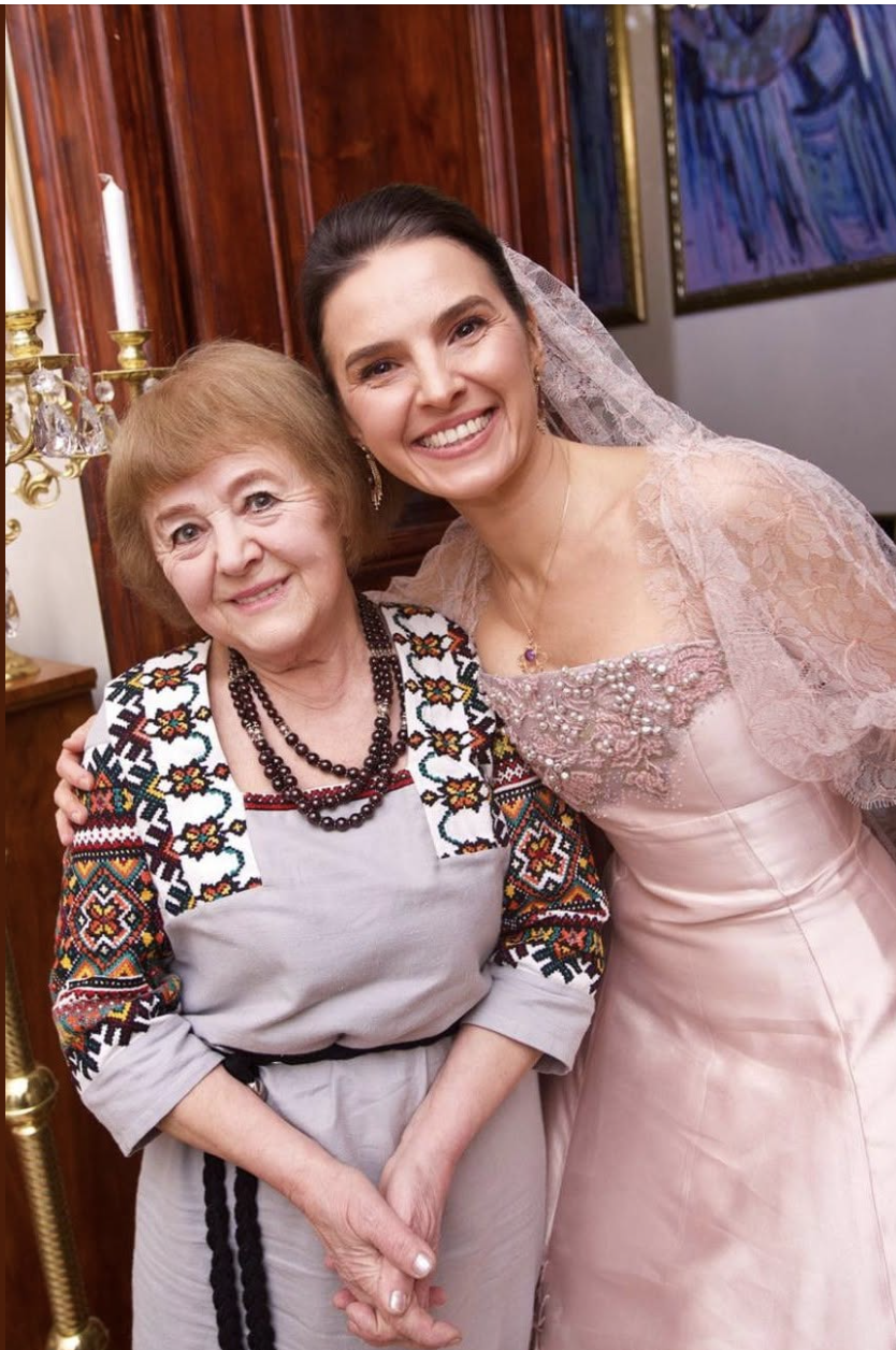 «Ніколи не роби того, що робила я, коли була молодою! Тільки так ти зможеш зберегти кохання на все життя», – з посмішкою крізь сльози звернулася до мене бабуся. Я досі не можу згадувати цей момент без мурашок по шкірі. Весільний тост моєї бабусі став головною подією всього свята. Замість стандартного «щастя-здоров’я» вона подарувала нам з чоловіком таку життєву мудрість, яка розчулила кожного гостя до сліз.