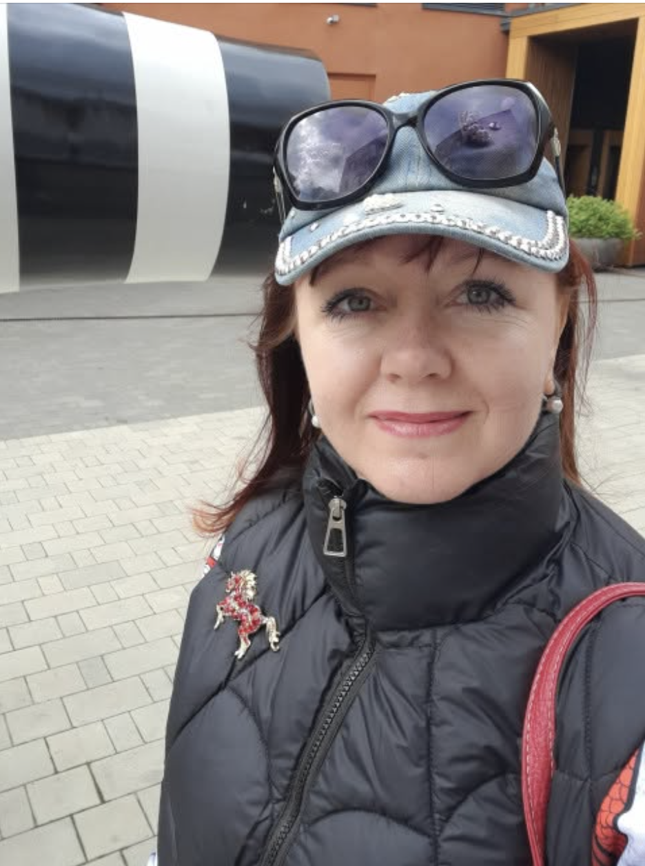Ми житимемо на твоїй дачі все літо, — оголосив брат. Я навіть дар мови втратила. Та ні! Досить із мене цих непроханих гостей, час їх виселяти.