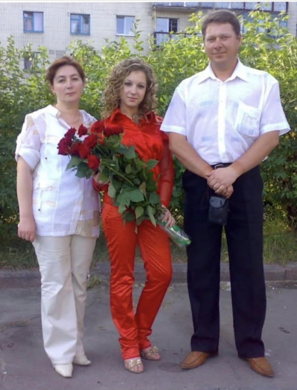 Наша Танічка вже давно про свого хлопця розповідала, та все ніяк його не приводила. Ми з чоловіком вже жартували, що побачимо його на весіллі. А вона пояснювала, що Стас постійно зайнятий, дуже серйозний. Ми переймались страшенно. Може щось із тим хлопцем не так.