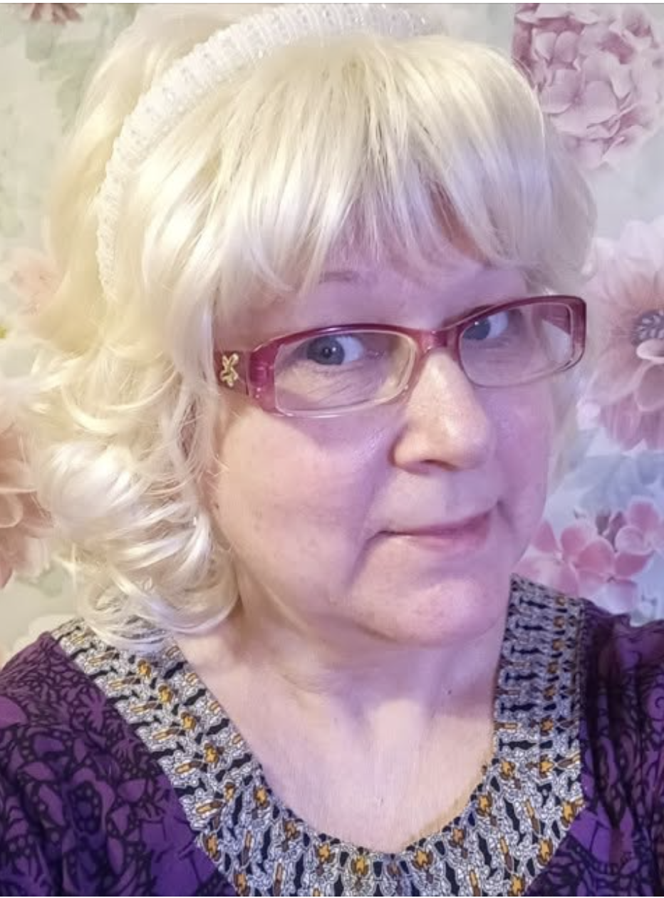 П’ятирічна Єва прокинулася від того, що у квартирі був якийсь шум, розмови. За вікном ще темно, вона вийшла зі своєї кімнати й побачила, що біля ліжка мами були люди в білих халатах. Марина лежала нерухомо із заплющеними очима.