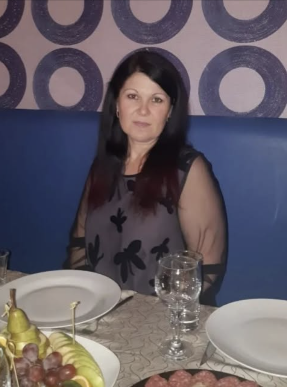 Слава, ти у своєму розумі?! — кричала Крістіна. — Навіщо ти своїй матері доступ до рахунку дав? Чого вона своїми загребущими руками до наших грошей тягнеться? Ще й мене злодійкою обізвала! Негайно все в неї видаляй! Картку заблокуй і нову відкрий. І не дай Боже, я дізнаюсь, що ти знову мамусі своїй гроші довірив!