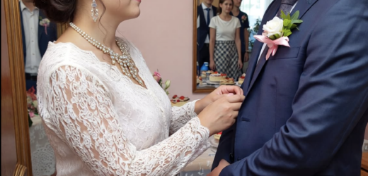 Я прокинулася ще на світанку.. У моєму віці вже не так часто трапляються дні, коли тобі здається, що свято належить і тобі теж. коли я підійшла до входу й побачила сина з «радісним» обличчям і складеними перед собою руками, спершу подумала, що він просто хвилюється за доньку. Я навіть усміхнулася. А потім…потім він зробив крок уперед і сказав так тихо, ніби хотів, щоб це звучало приватно, і водночас так голосно, що почули всі довкола: цю «фразу». Кілька секунд я просто не могла зрозуміти сенсу цих слів.В цей момент я прийняла рішення…Яке рва зило його