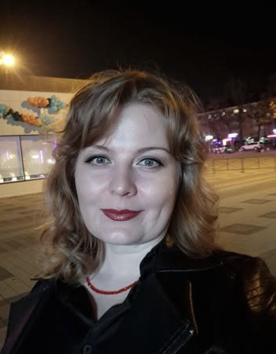 — Василю, ти що, вирішив мене покинути? — ніби між іншим запитала Катерина за вечерею.— А з чого ти це взяла, Катерино? — спитав він. — От запитання у тебе! — Та так, знаю дещо, от і питаю. Хочу почути твою версію, — дивно посміхаючись, промовила дружина. — Що ж ти знаєш, моя дорога, і звідки? .Насправді Катерина давно вже все знала. Вона готувалася до цього моменту. І сьогоднішній дзвінок коханки чоловіка лише прискорив цю розв’язку..