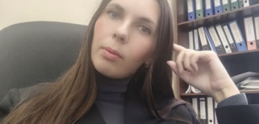 Коли Настя зайшла у квартиру, вона одразу зрозуміла — тут хтось був. Вона була ще та акуратисткою й ніколи б не вийшла з дому, залишивши килимок загнутим. І двері завжди зачиняла у кімнати, а зараз вони були навстіж. Думати тут нема чого — звісно, свекруха, тільки в неї є ключ від їхньої з Серьогою квартири.