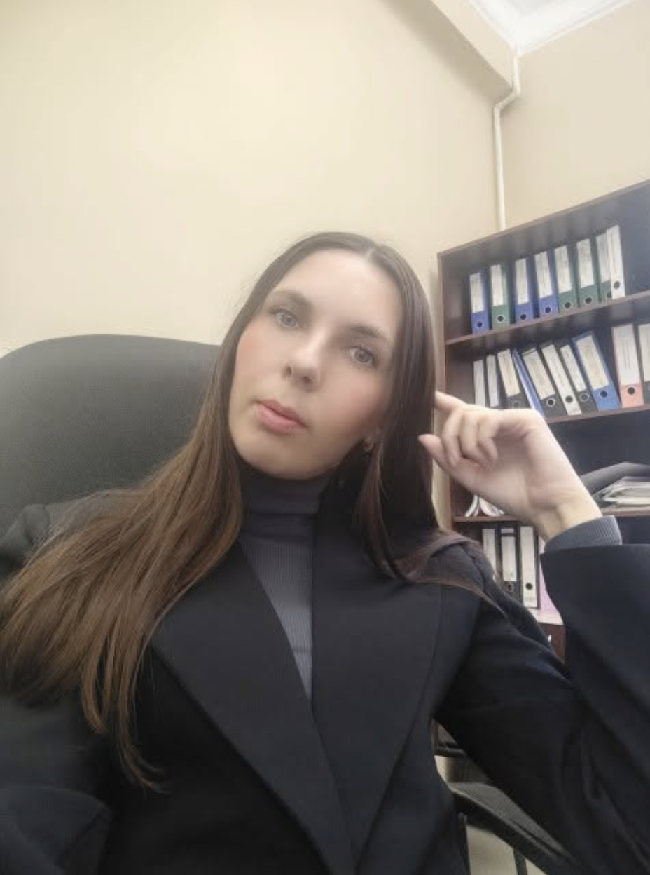 Коли Настя зайшла у квартиру, вона одразу зрозуміла — тут хтось був. Вона була ще та акуратисткою й ніколи б не вийшла з дому, залишивши килимок загнутим. І двері завжди зачиняла у кімнати, а зараз вони були навстіж. Думати тут нема чого — звісно, свекруха, тільки в неї є ключ від їхньої з Серьогою квартири.