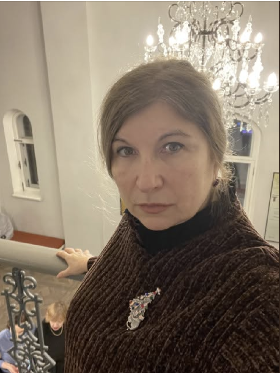Алло, швидка? Я… я знайшла немовля в під’їзді. Здається, його підкинули. Приїжджайте якнайшвидше!