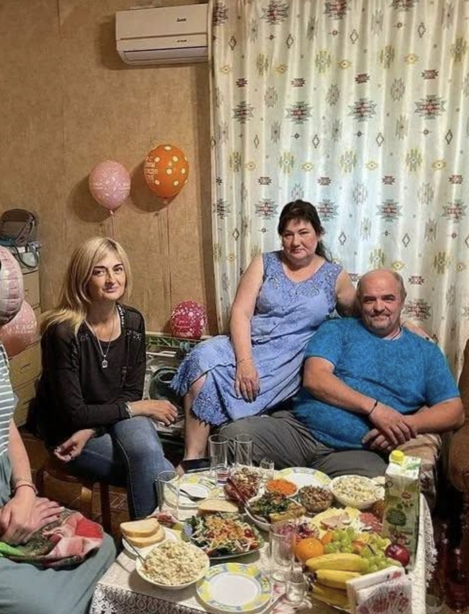 Я на заробітках давно. Поїхала через гроші, тут все ясно. Тоді син одружився і я вирішила допомогти молодятам. Адже на скромну зарплату медсестри нічого не заробиш. Самі розумієте, що то не зарплата, а копійки, навіть продукти нормально не купиш. І якраз моя медична освіта тут в Португалії дуже допомогла. Я адаптувалася і стала для одного сеньйора доглядальницею. Дідусь хворобливий, майже не ходить. Тому я за ним постійно доглядала. Добре було, що сеньйор дозволив жити і нього і дуже добре платив за мою працю. Крім того, я ще прибирала, готувала їсти. Але тут зустріла також багато українок-заробітчанок. Ми раз на тиждень влаштовуємо зустрічі, так аби чисто одна одній пожалітися на важку долю, випити кави та далі працювати. Майже 5 років поспіль я відсилала гроші синові. Тоді Матвій купив квартиру, але дуже дорогу. То ж його намовили жінка та сваха. – Ви б краще на початок взяли якусь однушку. То не дорого і багато варіантів.