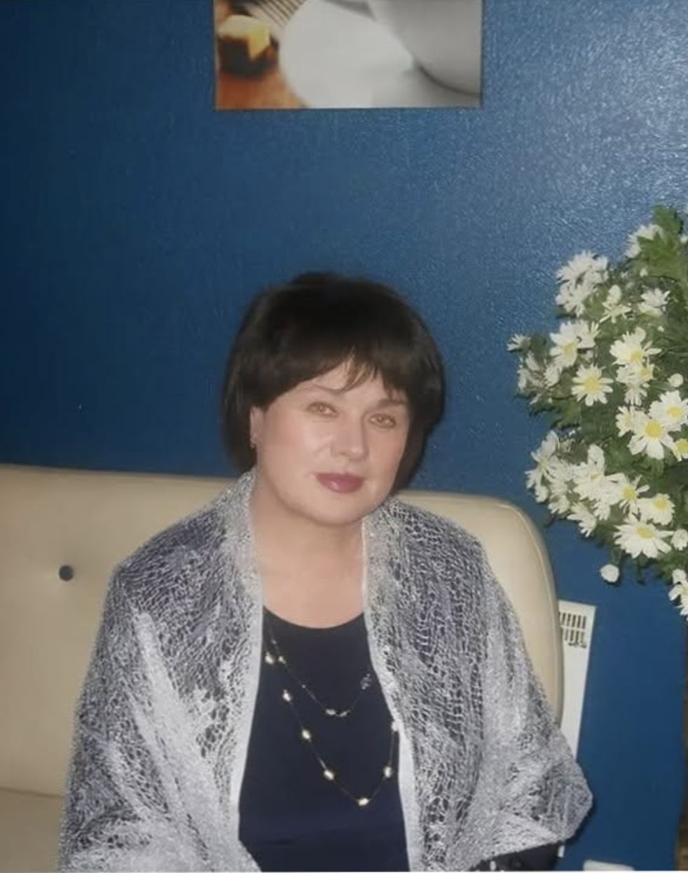 Мій тато військовий. Він пішов захищати нас з перших днів повномасштабного вторгнення. Був у багатьох гарячих точках. Коли він приїжджав додому – це було справжнім святом. Мама завжди готувала його улюблені страви, ми грали в різні ігри, говорили та сміялись. Намагались разом поїхати кудись відпочити. Я вже заміжня, живу у сусідньому від батьків місті. Але як тато приїздить, то ми по кілька днів гостюємо у них. Пів року тому ми теж зібрались усі разом, але з іншого приводу – тата не стало. Він не повернувся з виконання бойового завдання. За тиждень після загибелі, його привезли додому. Похорон був важкий. Мама гірко плакала, та просила тата не покидати її. Могила всіяна квітами, і всі, хто був говорили про тата лише хороше. Такою він був людиною, що ніколи не відмовить у допомозі, щирий та добрий. Ніколи не забуду один момент – після поховання до могили тата прилетів білий голуб, покружляв трохи і зник, ніби його й не було.