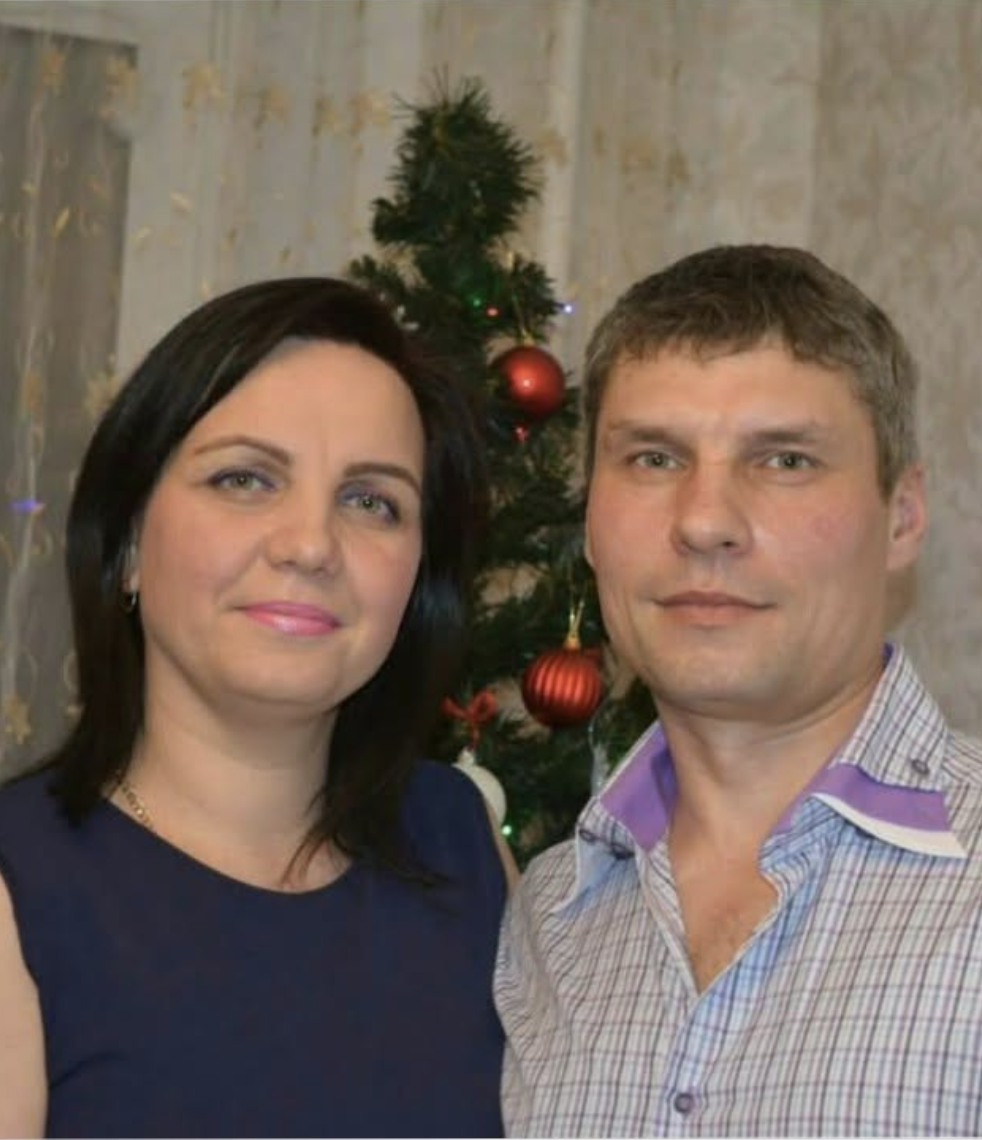 Зі своєю дружиною Ніною я в шлюбі прожив вже 20 років, та днями остаточно в ній розчарувався. Ми познайомились зовсім молодими, зустрічались не так довго, адже щиро покохали один одного. Весілля в нас було скромне, тихе, лише для найближчих. Адже й грошей багато ми не мали. Коли померла бабуся Ніни ми переїхали в її квартиру. Дуже тішились, що маємо власне житло. Я тоді якраз на роботу влаштувався на виробництво. Зарплату гарну отримував. Ніна ж працювала вихователькою в дитячому садку. Доволі скоро дружина завагітніла. У нас народилась донечка. Та я мріяв ще про сина, лишень кохана увесь час казала, що на двох дітей у нас бракує коштів. З кожним роком вона дедалі частіше скаржилась на те, що грошей бракує. Хоча я завжди віддавав їй все до копійки. З часом ми дедалі частіше сварилися через гроші. – Ти хочеш гарно харчуватись, пити пиво на вихідних, тоді шукай додатковий заробіток, або їдь за кордон! – стверджувала Ніна. Згодом дружина знайшла нову роботу в дорогому приватному дитячому садку. Вона почала значно більше заробляти. І це було дуже добре, адже два роки тому мене звільнили. Знайти роботу я не міг, адже мені 48 років, квиток на фронт забезпечено. А я маю чимало хронічних захворювань, що мені там робити. Тож два роки я займався хатніми справами, доки дружина ходила на роботу. Днями вона прийшла і сказала, що на свята стіл буде скромний, бо грошей бракує. Цьогоріч через кризу премію їй не дали.