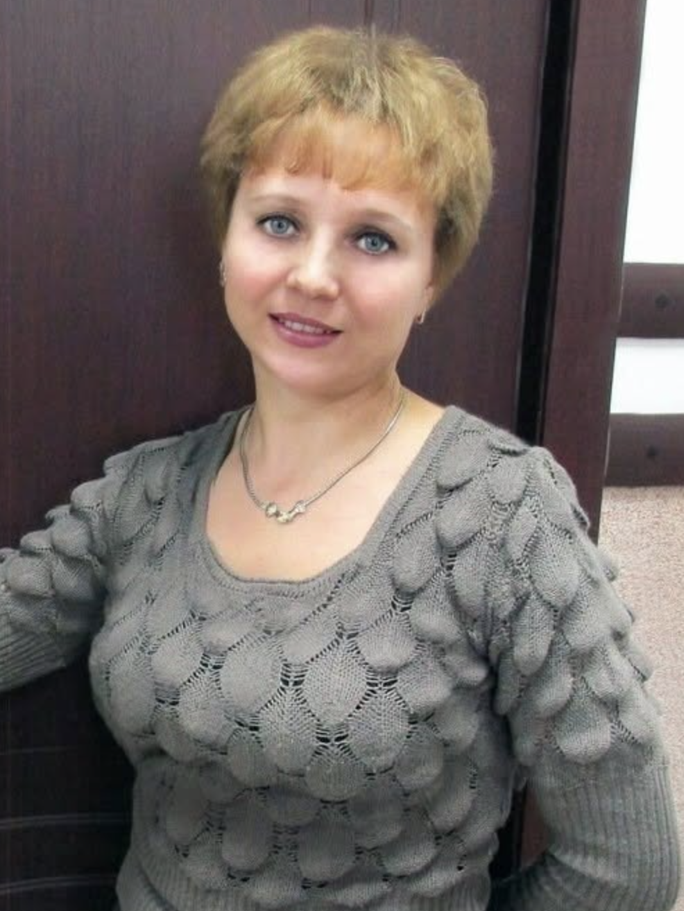 Матусю, як це ти на мій випускний не підеш? У всіх батьки будуть, а я сама? – Донька плакала, а в мене серце розривалось. Я ж відмовилась, бо ледве на її сукню назирала. В розпачі, пішла до сестри просити. Вона заможна, дуже добре влаштувалась. Та й треба всього 5 тисяч гривень. Та її відповідь мене шокувала.