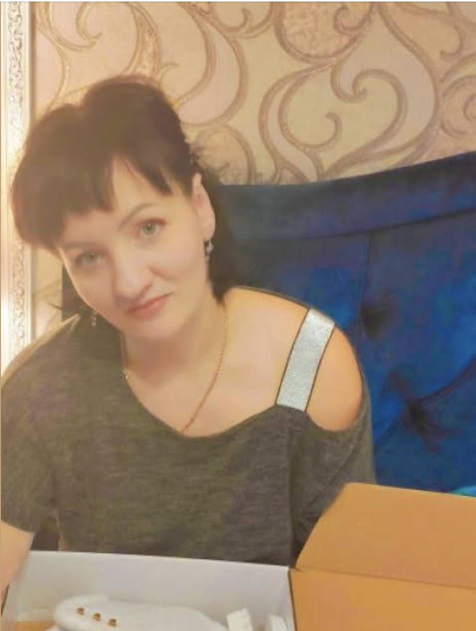Твоя вагітна коханка телефонувала. Передала привіт! — кинула Ірина у простір, не відриваючись від плити, де на сковорідці шкварчало щось звичне, ніби давно знайоме, як і їхнє спільне життя.