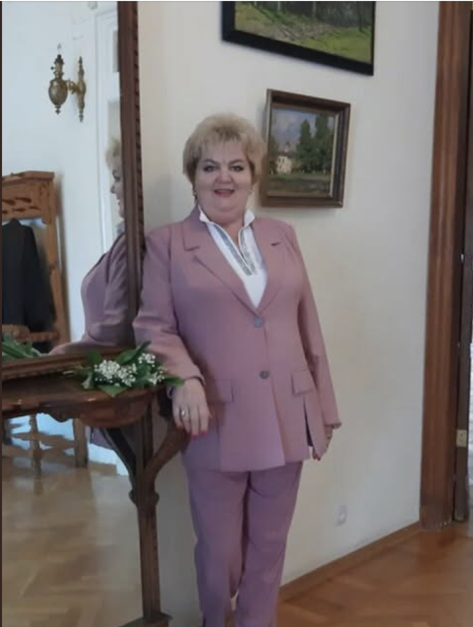 Навіщо ти так настирливо стукаєш? — Таня відчинила двері, і їй зовсім не сподобався той погляд Марини Сергіївни, повний невдоволення. На порозі стояла ця жінка у бежевому костюмі, явно підготованому для «повсякденних» зустрічей із невдахами.
