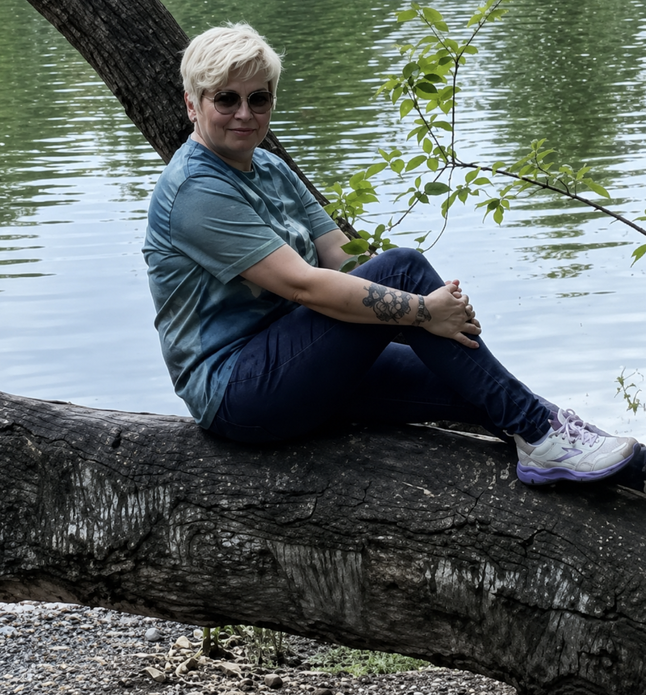 Я знайшла схованку Степана через сорок два дні після похорону. Не тому, що шукала таємниці. Я шукала звичайну викрутку, бо дверцята шафи на кухні перекосилися і почали чіплятися за плитку.