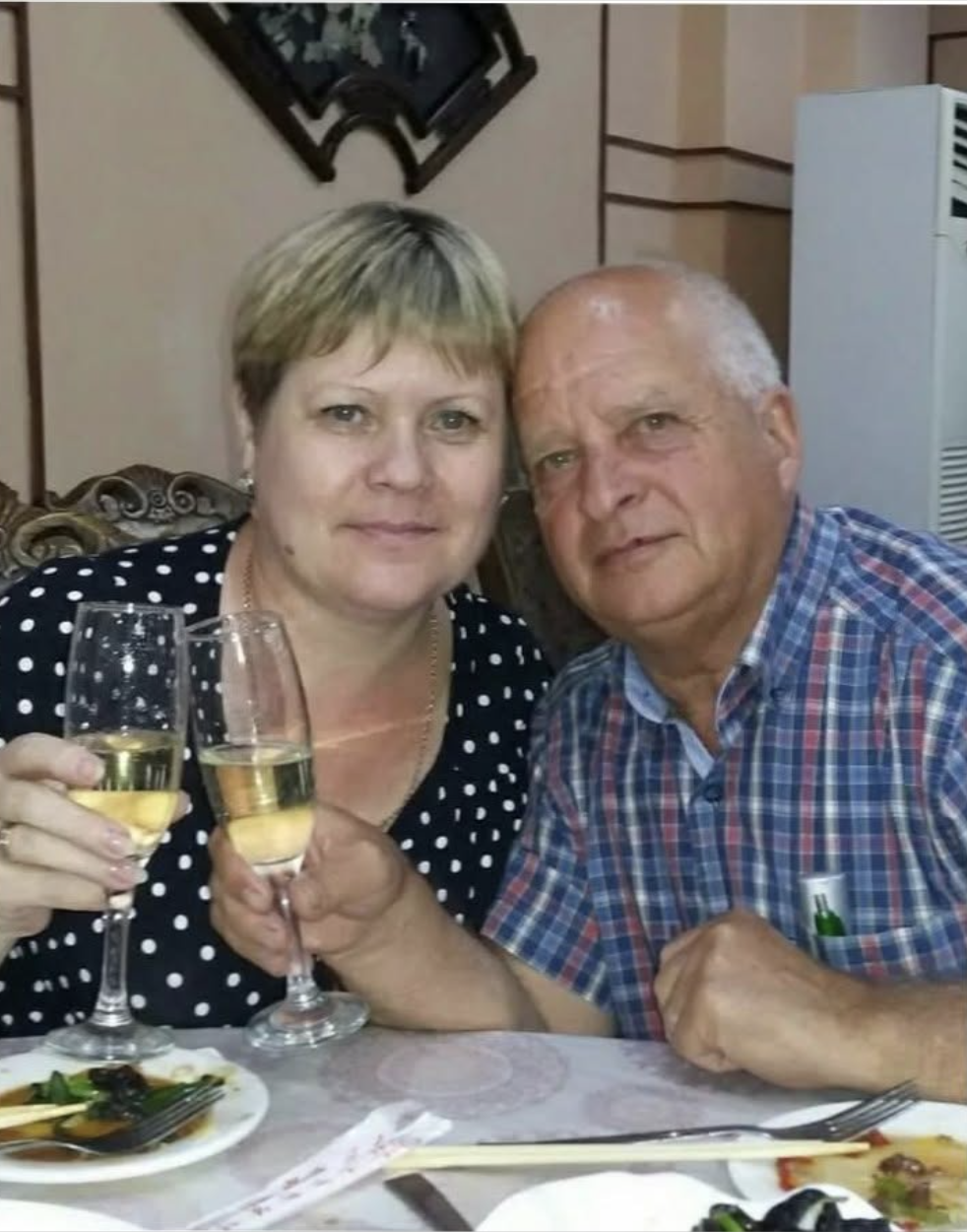 А ви теж помітили, що головний страх переважної більшості чоловіків – ніби жінкам від них потрібні лише гроші? Якісь фантомні гроші, яких у них зроду не було. От ніби – то всі жінки світу прокидаються, і перше про що думають, – де ж ти мій “тисячіонер” ? Та цей страх, як на мене, повністю обґрунтований: ну уявіть, що ви винні комусь 100 тисяч яких у вас навіть немає. Тож, від таких створінь треба застерігатися, як від шахраїв на базарі. Тому я тут накидала нашвидкуруч алгоритм дій, як на початку знайомства вберегти себе від меркантильних жінок, які жадають ваших грошиків, яких ви і самі жадаєте. Обирайте жінку, що пахне піджаркою, котлетами або, на крайній випадок, туалетною водичкою ейвон, а не якимсь там буржуйським Монталем, “шанелем” чи, борони Боже, – томфордами. Зверніть увагу на її телефон: якщо він розміром з совкову лопату і на задній панелі красуються три величезні ока, що зверхньо дивляться вам прямо в душу – до біса таку кандидатку. Ідеально, щоб в неї був кнопочний, розкладушка або якийсь бюджетний китаєць з тріснутим екраном. Зайдіть до її соцмереж: якщо там фото з гламурних ресторанів, багатих курортів, небо в ілюмінатор літака і купа її селфачів, кожен в різному ошатному аутфіті (не запам’ятовуйте це слово), добре подумайте, чи потягнете ви такий контент, бо максимум, чим ви можете стати їй в нагоді- це робити гарні фото.
