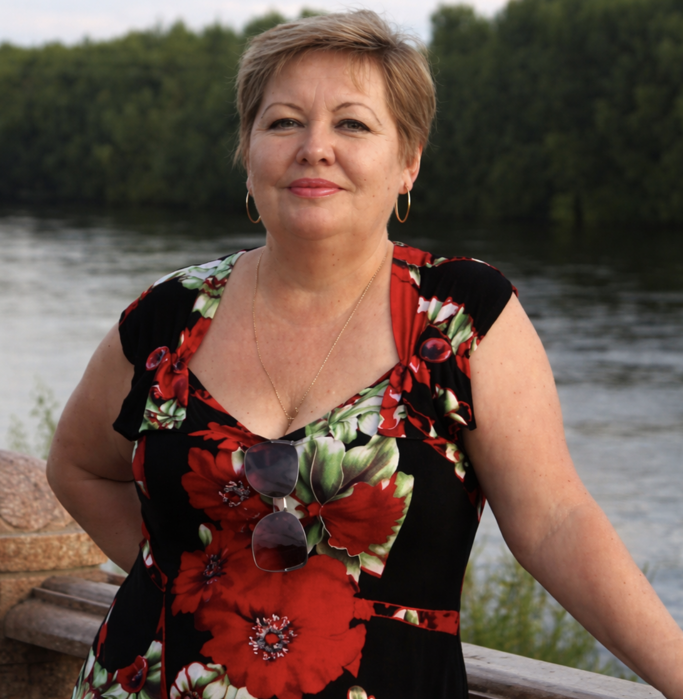 Дмитро “підбивав клинці” до сусідки Марини Степанівни не перший рік. Вона була молода ще вдова, п’ятдесят років, а він – розлучений і до пенсії ще далеко. Але на всі компліменти та загравання Дмитра сусідка тільки чемно посміхалася. – Нічого, – думав Дмитро. – Вода камінь точить, а ласкаве слово – жіночу неприступність… – Марино Степанівно, ви сьогодні дуже гарні! – як завжди привітав він її, стоячи біля під’їзду. – І як можна бути завжди такою гарною? Жінка миттю подивилася на нього, і Дмитро раптом побачив… Що очі в неї чомусь мокрі. Чоловік застиг, не розуміючи, що відбувається