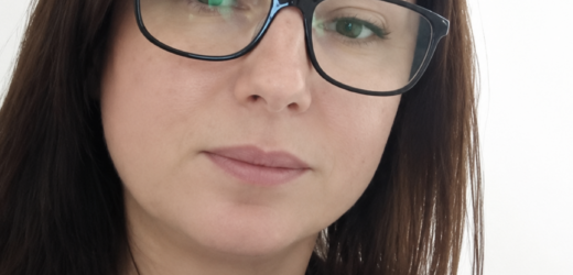 Марія виявила дивну нішу під підвіконням на кухні свекрухи та відкрила її Марія ніколи не любила бувати на кухні свекрухи. Щось у цьому приміщенні завжди здавалося їй неправильним, наче самі стіни приховували якусь таємницю. Можливо, справа була в тяжкому погляді Анни Петрівни, яка, навіть не присутня фізично, ніби спостерігала за кожним рухом невістки через старі фотографії на стінах.