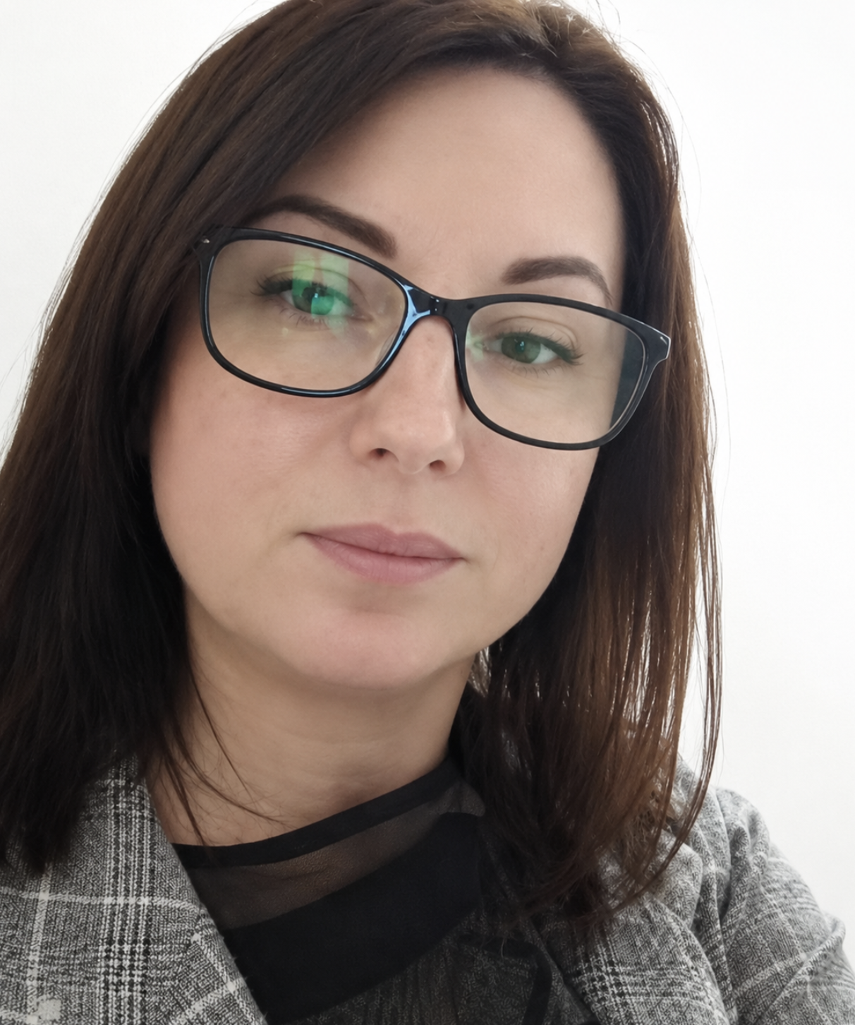 Марія виявила дивну нішу під підвіконням на кухні свекрухи та відкрила її Марія ніколи не любила бувати на кухні свекрухи. Щось у цьому приміщенні завжди здавалося їй неправильним, наче самі стіни приховували якусь таємницю. Можливо, справа була в тяжкому погляді Анни Петрівни, яка, навіть не присутня фізично, ніби спостерігала за кожним рухом невістки через старі фотографії на стінах.