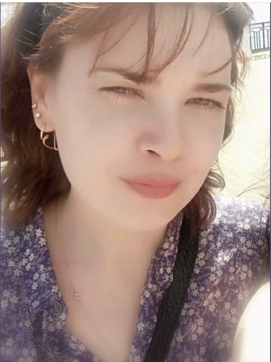 Михайло опинився у непростій ситуації. Вдома — дружина Галина, з якою він давно вже не відчуває справжніх почуттів. Вона не така, як колись — її тіло стало більш повним майже сто кілограмів, а їхнє спільне життя перетворилося на рутину. Але вона – мати його сина.