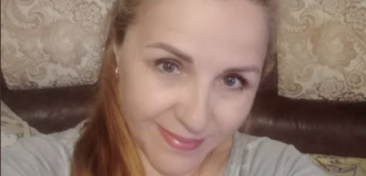 Еля повернулася додому після похорону, але не пішла одразу в кімнату. Втомилася, як собака, прямо в передпокої й присіла на старенький пуфик. Навіть зняти взуття сил не було.