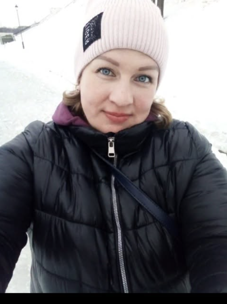 Ти себе в дзеркалі бачила? Іван заїхав додому всього на кілька хвилин — забрати дружину і вирушити на корпоратив. Але, побачивши її, різко передумав. Як він раніше цього не помічав? Жах! Боки звисають, обличчя в зморшках, сукня якась старомодна, а ці босоніжки без підборів… Вона явно не дотягує до рівня жінок, які будуть там. Навіть соромно з такою поруч з’являтися.