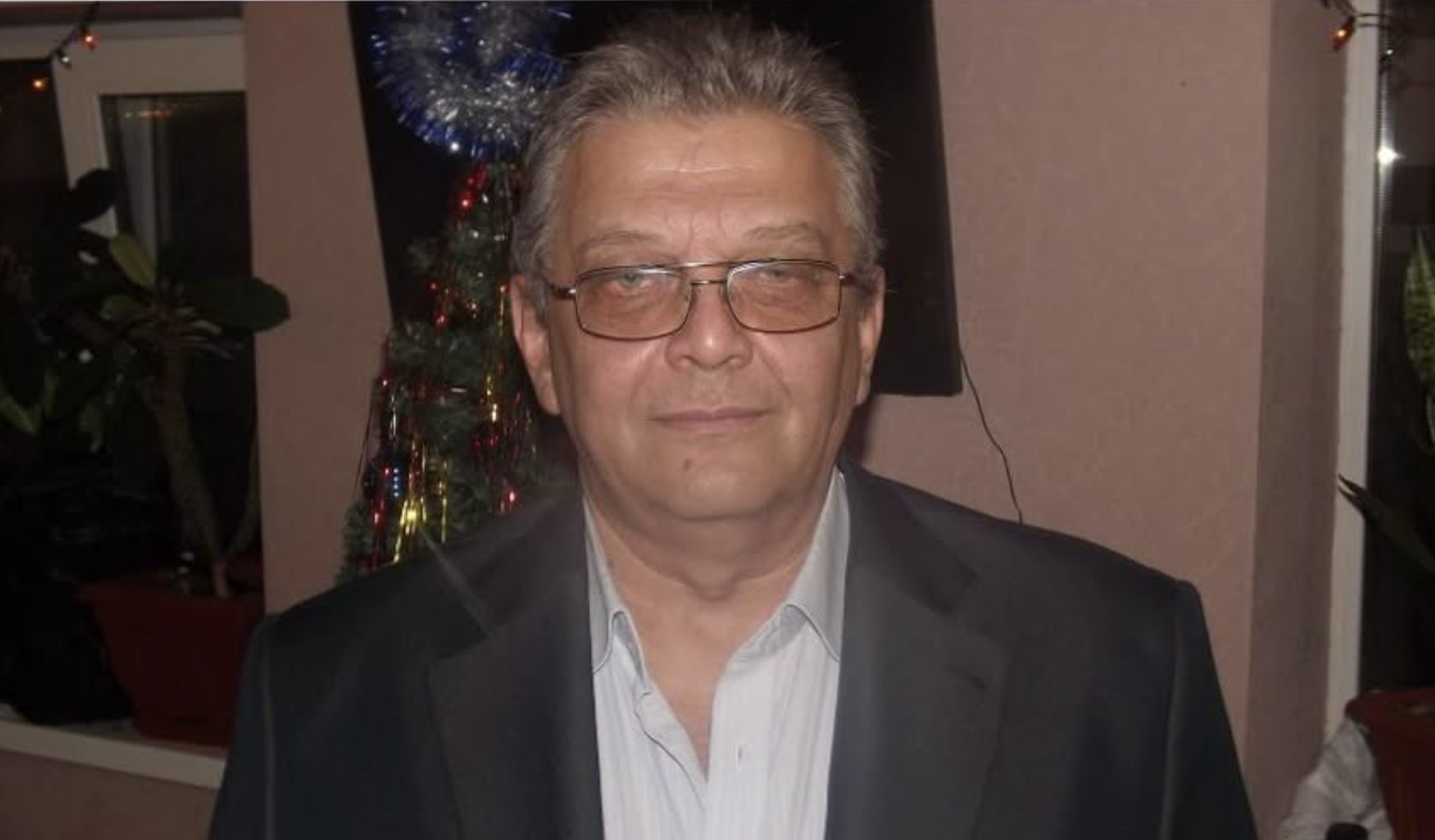 Мені 59. Ще декілька місяців тому моє життя нагадувало якусь чудову казочку. Однак, певно, чи хтось наврочив, чи така гірка доля в мене.. Отож, 40 років свого життя я віддала на вівтар родинної злагоди. Старалася бути для свого чоловіка Ореста найкращою жінкою. Після роботи приходила додому і починала прибирати, готувати їсти, все гарно складати. Бігала по квартирі, наче той хом’ячок, чесно. Народила трьох діток – два сини, Стас та Володя і донечка Владислава. Всі закінчили школи на золоті медалі, поступили на стипендію. Зараз діти привозять мені онуків поняньчитися. Кожен має по квартирі, машині. Я щовечора та щоранку просила Бога благословення та спокійної долі для родини. Тільки от певно, погано молилася чи якось не щиро. У грудні минулого року мій чоловік Орест знайшов собі нову жінку. Я спершу навіть не підозрювала, що у нього є коханка. Тим паче, Оресту 62, ну хто в такому віці жінок на стороні заводить? Приходить за тиждень до Нового року, не роззувається, не вітається. Одразу дістав валізу та почав збирати всі речі: – Ну зрозумій, що я тебе вже не кохаю. Діти дорослі, їм нема до нас діла. Я хочу старість провести з коханою жінкою!