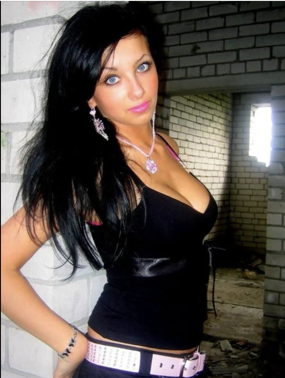 «Бабусю… я знаю, що насправді сталося з мамою і татом». Соломійка сказала це так тихо, що спочатку я подумала, ніби мені здалося. У вітальні було гамірно: хтось сміявся біля кухні, старші хлопці сперечалися, хто різатиме торт, Марта фотографувала нас біля старого дивана, а Софія поправляла мені комір блузки, бурмочучи, що я знову не хочу „нормально посміхатися”.