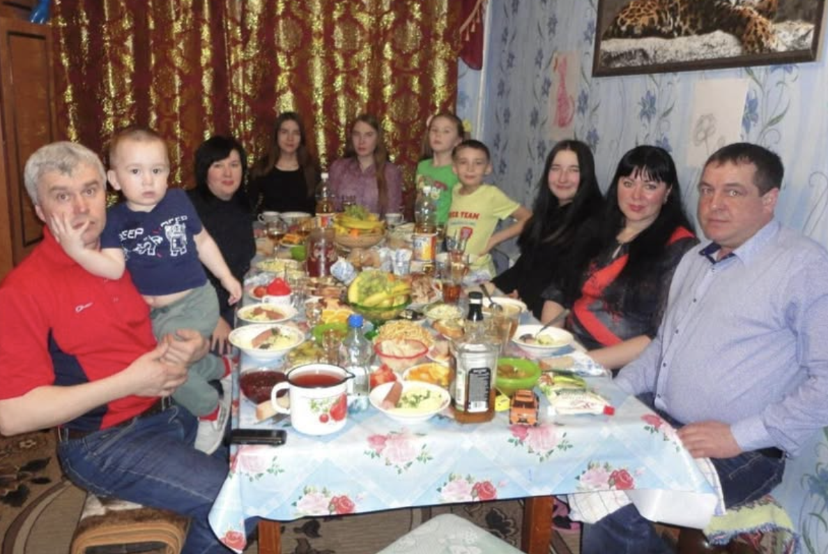 «Та нехай внучка до нас переїде. Тут квартира поруч, до університету близько йти. Ну я що, рідну кровинку не прийму?» – підлещуватися до мене свекруха. Я ж спершу дивувалася – з якої радості Марія Василівна так подобрішала до Аліни. Раніше ж навіть на свята не вітала онучку.