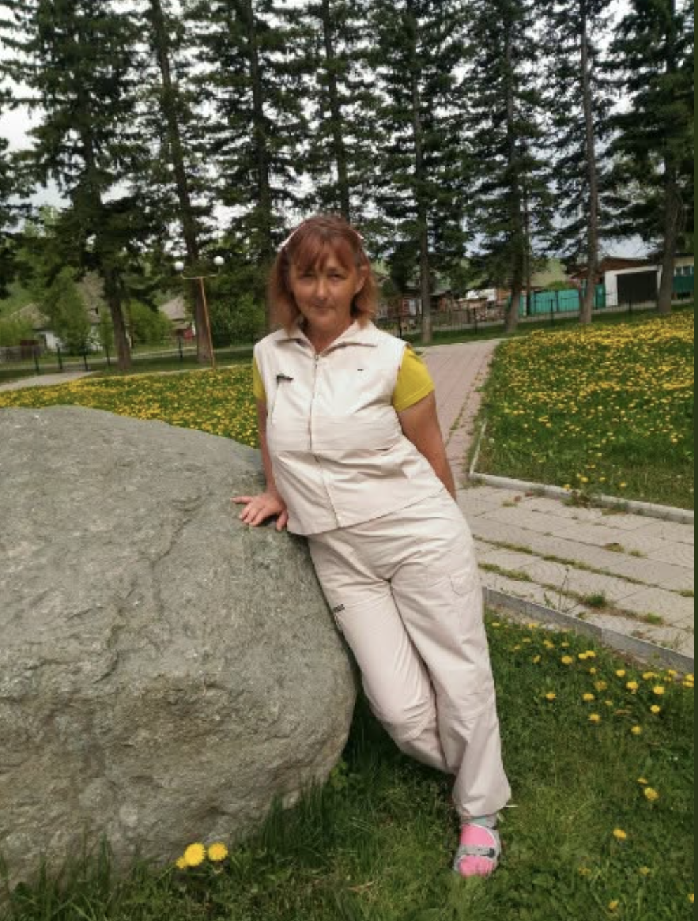 Весільний кортеж мчав містом, водій увімкнув запальну музику й безперестанку сигналив. Наречена була у захваті, весь час поправляла фату і крутила весільний букет у руках. Вона виглядала чарівно: легкий макіяж, русі локони акуратно вкладені у гарну зачіску, фата додавала загадковості, а на обличчі сяяла щаслива усмішка. Серце Світлани готове було вистрибнути з грудей — їй здавалося, що це все сон, адже зовсім скоро вона стане дружиною найулюбленішого чоловіка на світі, свого Льоші. Ну і нехай, що його батьки незадоволені, хай ніхто не вірить в їхнє щире кохання, хай говорять, що вона захомутала багатенького нареченого заради ситого життя і столичної прописки. Їй байдуже на плітки! Люди просто заздрять. Такого кохання, як у них із Льошею, просто не буває!