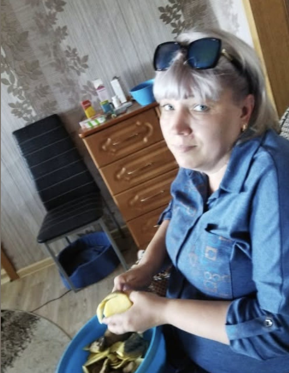 Одружився на сільській дівці. І куди тільки наш Льоня дивився?! — Вечір у кафе, де збиралися подружки з компанії друзів Леоніда, набирав обертів. Панянки перемивали кісточки Ксенії, молодій дружині друга, яку вони ніяк не хотіли приймати у свій «круг обраних».