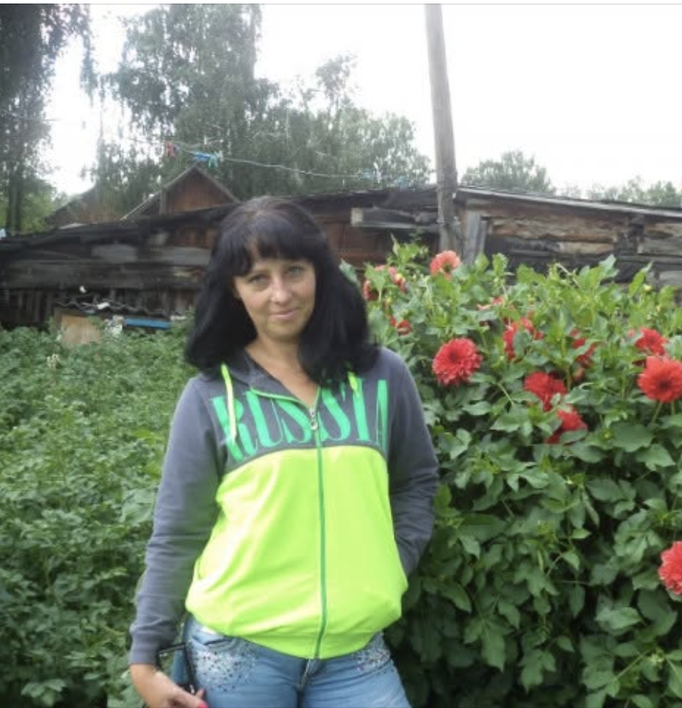 Ти?! Чого приїхала так рано? — Сергій зблід, у голосі задрижала нитка паніки, коли Юлія ступила на кухонний поріг.