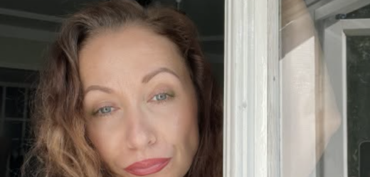 Не привози своїх дітей до нас на літо, — сказала свекруха. Сухо, без привітань і без цих натужних «як ви там». Просто одразу — не привози. Міла тоді машинально стиснула телефон, наче той міг вислизнути.
