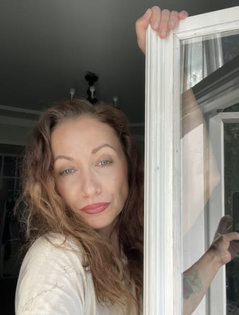 Не привози своїх дітей до нас на літо, — сказала свекруха. Сухо, без привітань і без цих натужних «як ви там». Просто одразу — не привози. Міла тоді машинально стиснула телефон, наче той міг вислизнути.