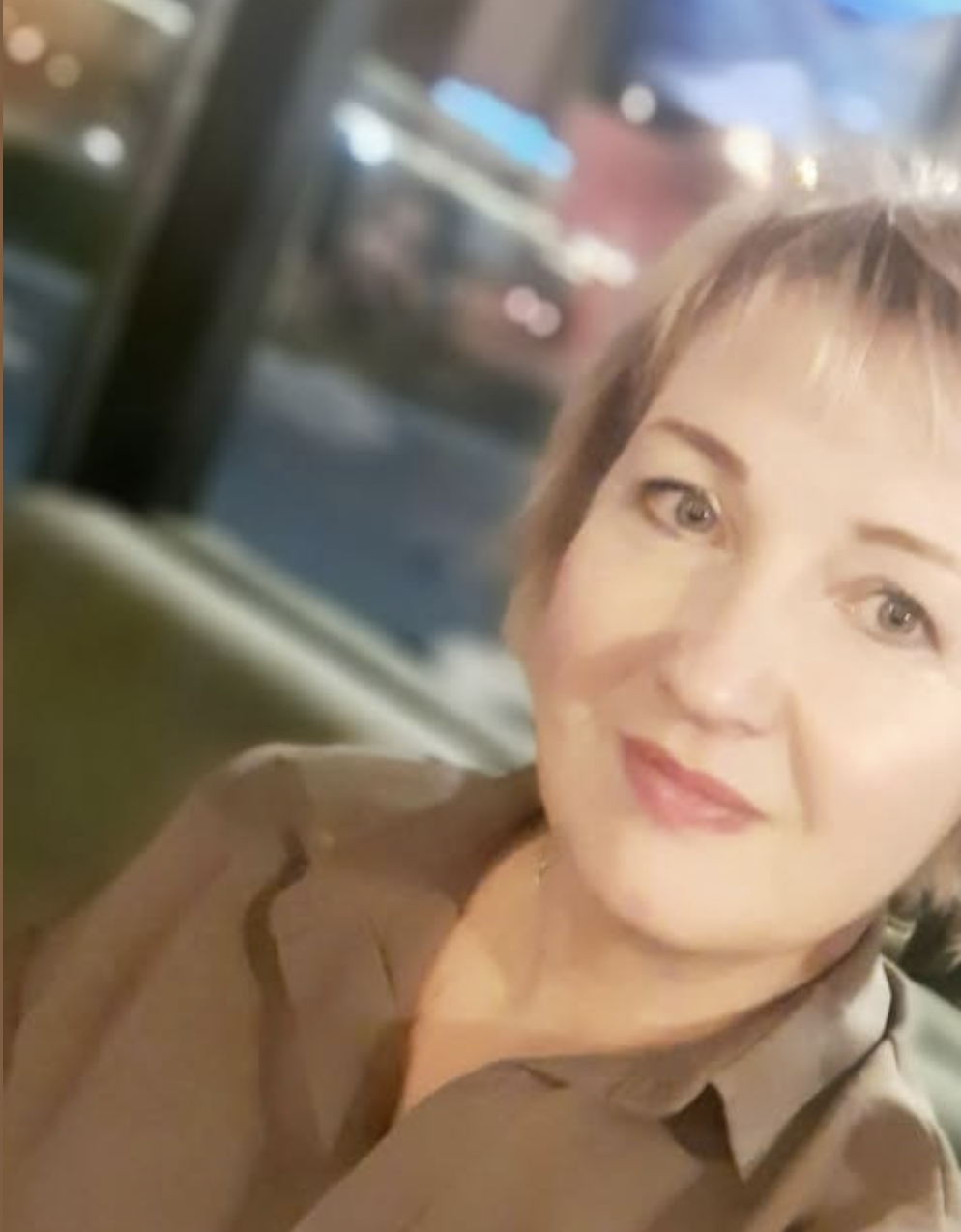 У тебе ж учора була зарплата! Чому досі нічого мені не переказала? Особливого запрошення чекаєш? — суворо запитала мати в слухавку.