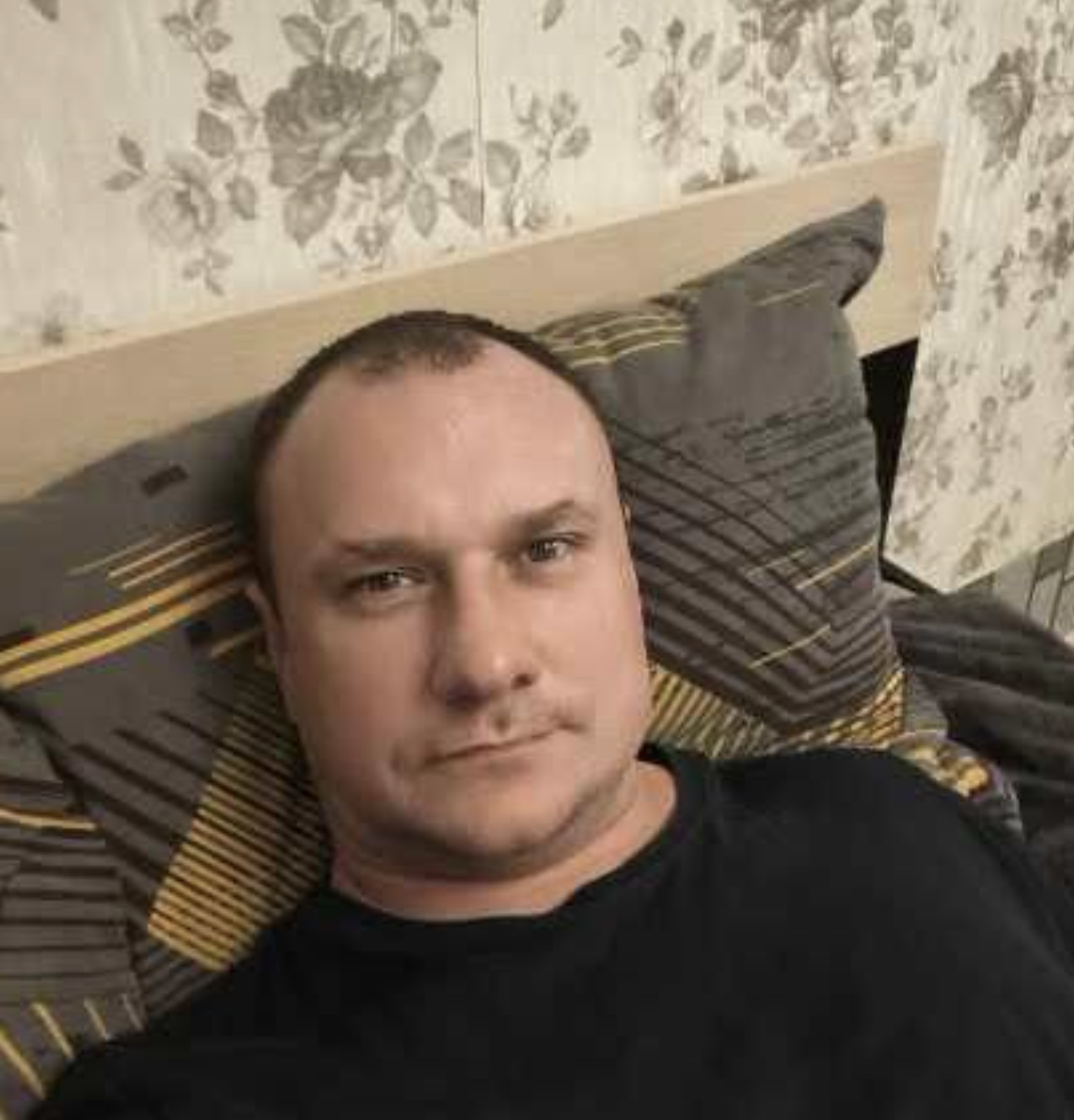 Син подзвонив мені о 21:47 і сказав, що мій онук у реанімації, а я маю негайно переказати 180 000 грн і не їхати в лікарню. «Мамо, не роби з себе героїню, ти там тільки заважатимеш», — сказав він. Я вже відкрила банківський додаток, коли згадала одну фразу свахи: «Коли тебе кваплять — не підписуй і не плати». Через 40 хвилин я стояла в приймальному відділенні. Мого онука там не було.