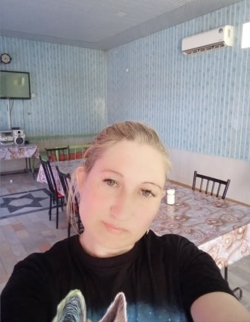 Чому твоя мама не хоче перебратися до вільної однокімнатної? — пошепки допитувалась Дарина. — Усі тулімося у двійці, а та квартира в центрі порожня.